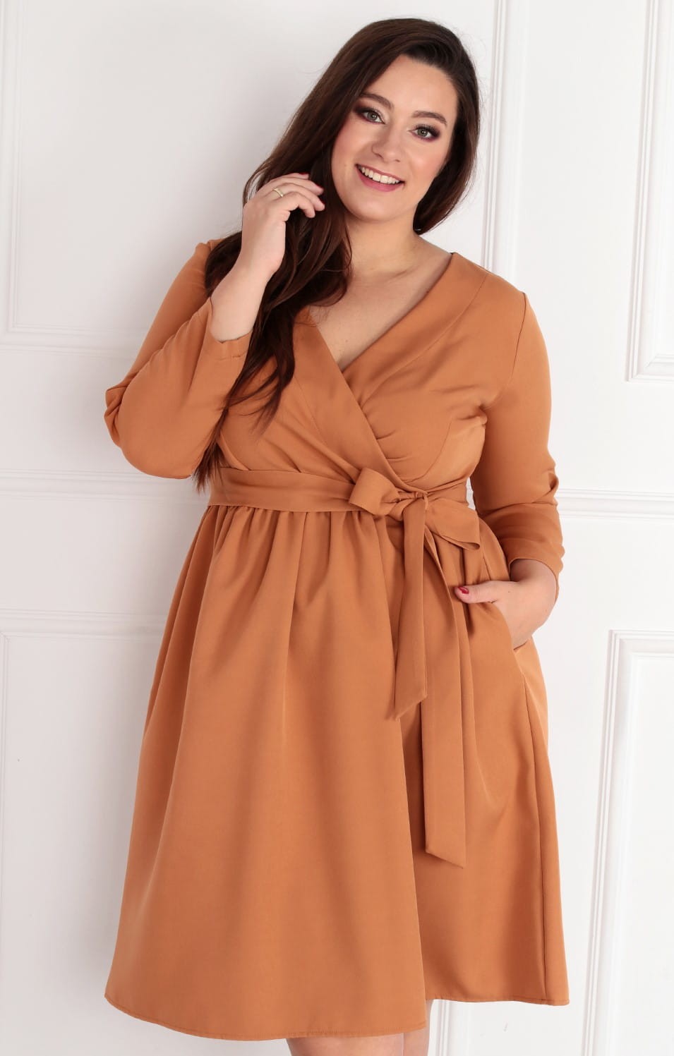 ANA - Sukienka plus size wiązana w talii ( r.44-52)