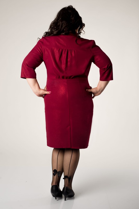 % Sukienka plus size nabłyszczana %