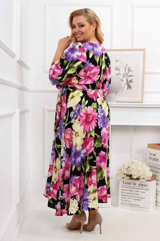 Sukienka plus size Salma w kwiaty na czarnym tle  (r. 44-54)  