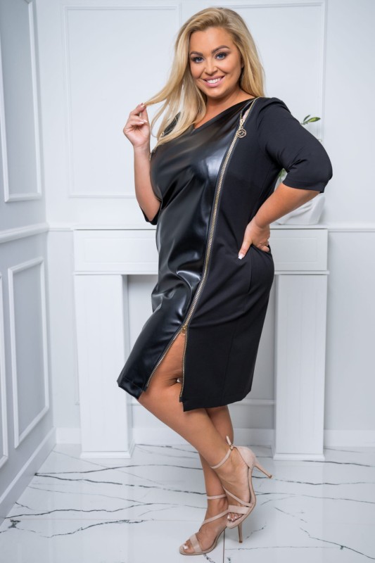 Czarna sukienka plus size z zameczkami eko skóra SAMANTA ( r. 48-56)