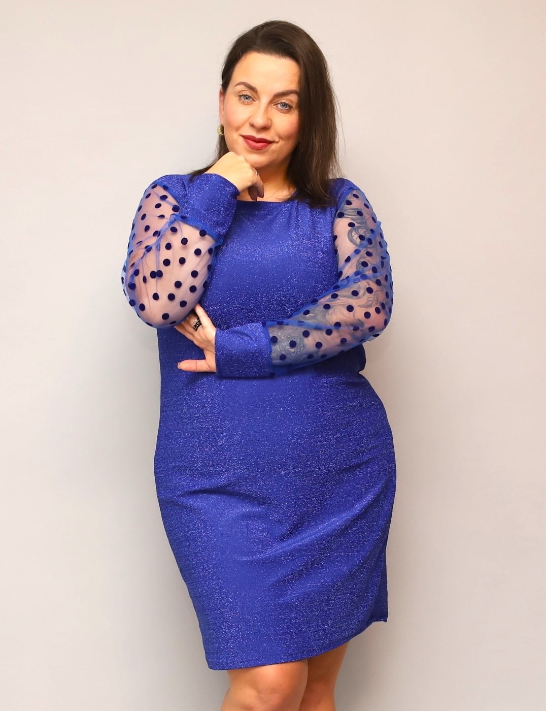 Lekko nabłyszczana sukienka plus size rękawki w kropki  mod. 688 ( r. 42-48)  