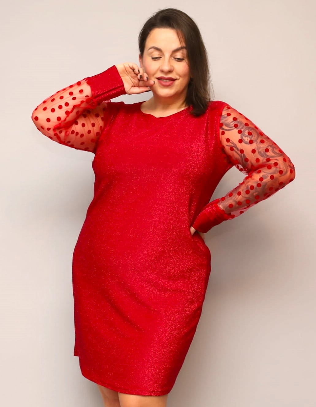 Lekko nabłyszczana sukienka plus size rękawki w kropki  mod. 688 ( r. 42-48)  