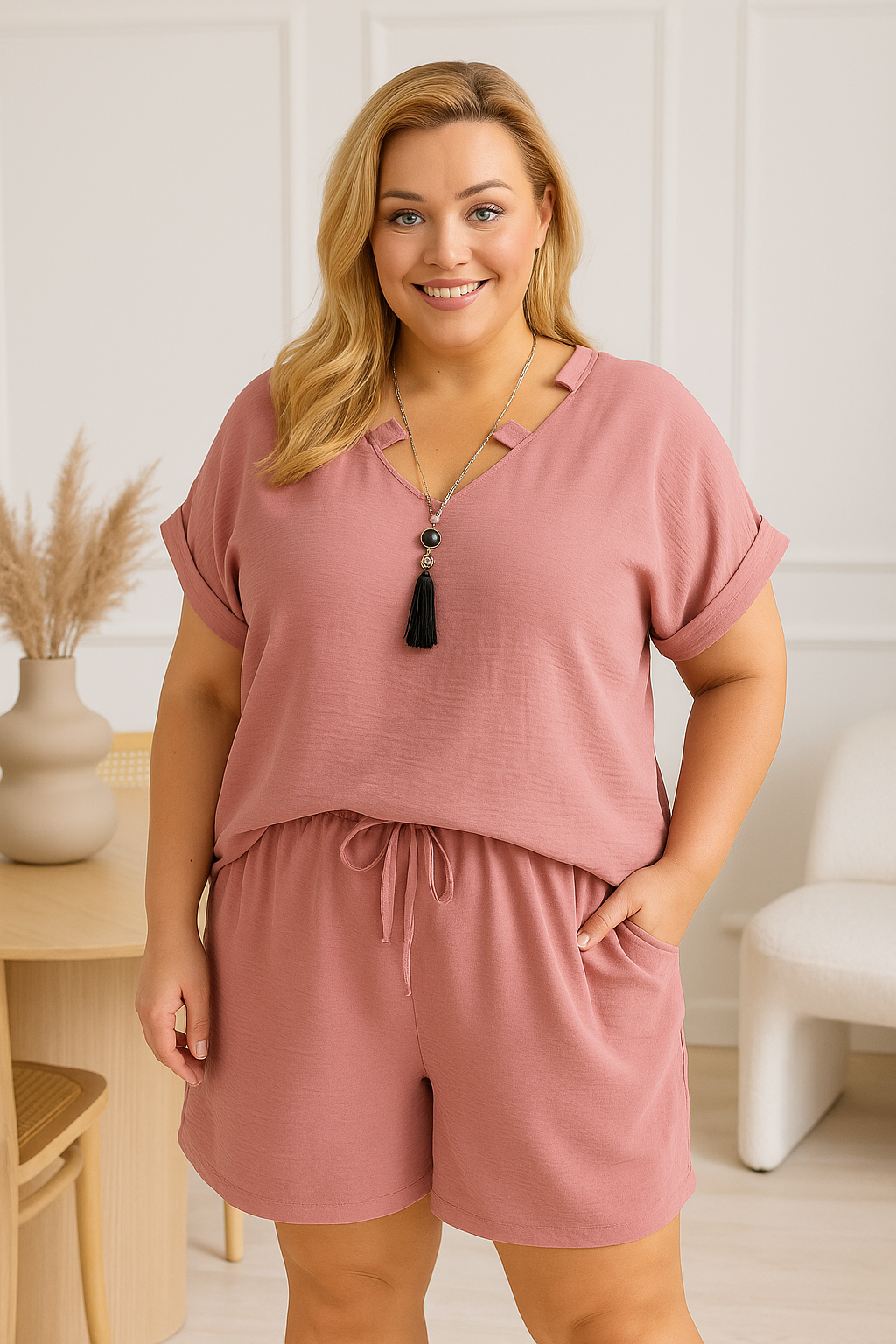 Komplet plus size - spodenki plus bluzka z wisiorkiem  ( r. 48-54)
