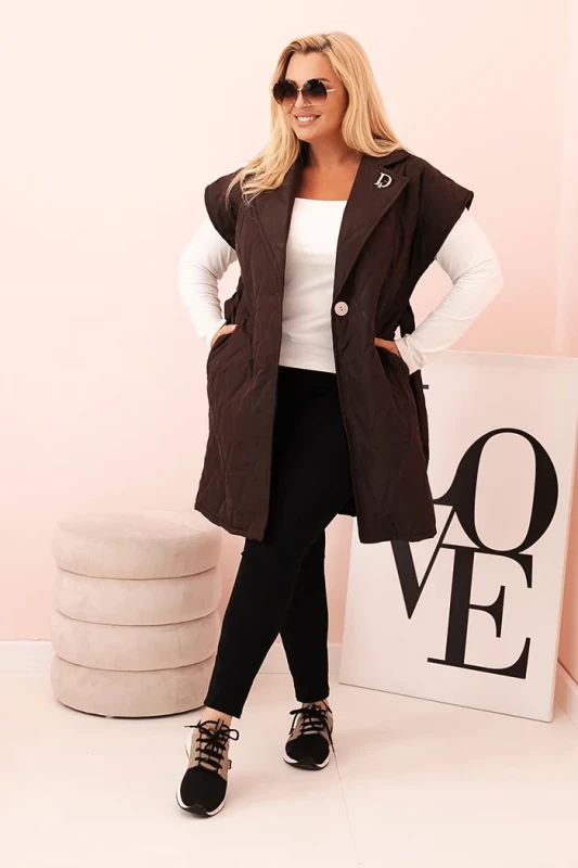 Kamizelka damska Plus Size pikowana z paskiem i kołnierzem – brązowa