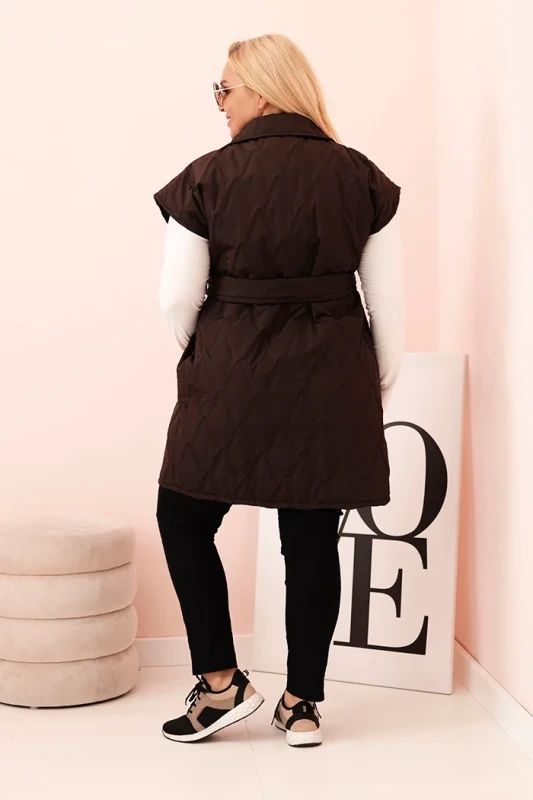 Kamizelka damska Plus Size pikowana z paskiem i kołnierzem – brązowa