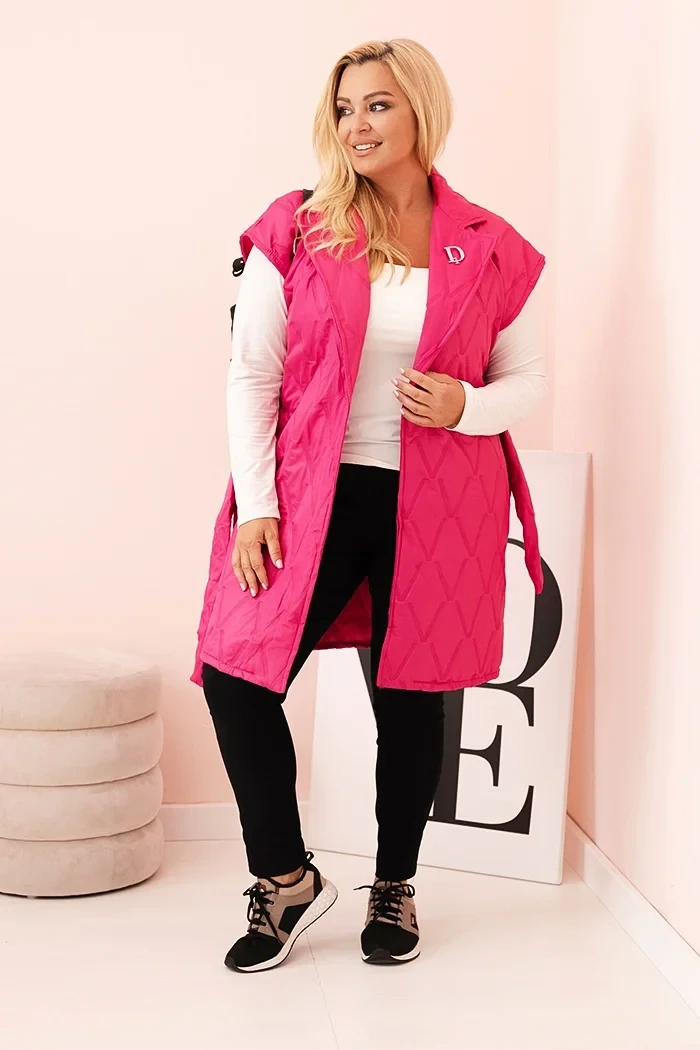Kamizelka damska Plus Size pikowana z paskiem i kołnierzem – fuksja 