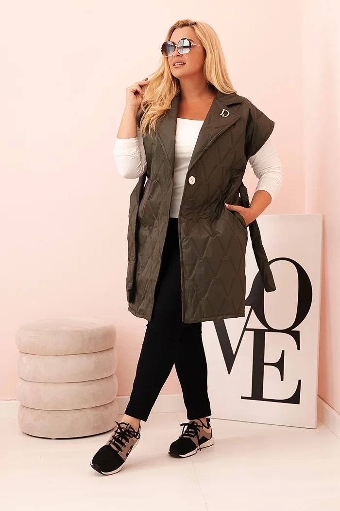 Kamizelka damska Plus Size pikowana z paskiem i kołnierzem – khaki