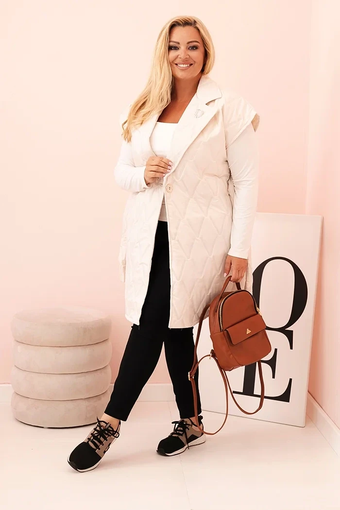 Kamizelka damska Plus Size pikowana z paskiem i kołnierzem –jasny beż