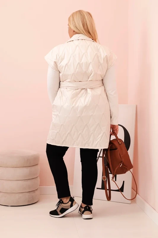 Kamizelka damska Plus Size pikowana z paskiem i kołnierzem –jasny beż