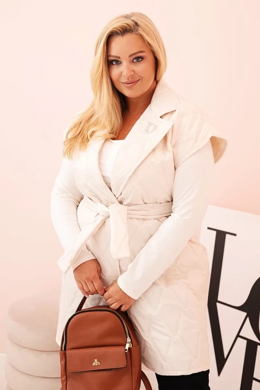 Kamizelka damska Plus Size pikowana z paskiem i kołnierzem –jasny beż
