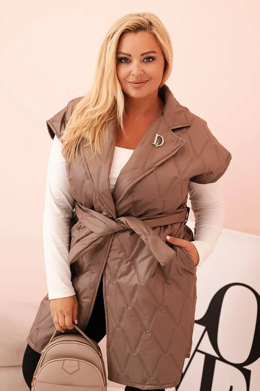 Kamizelka damska Plus Size pikowana z paskiem i kołnierzem –fango 