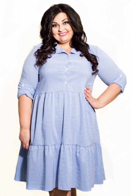 Asymetryczna sukienka plus size z rozpinanym dekoltem na guziczki  i falbanką w paseczki   ( r. 46-54 )   
