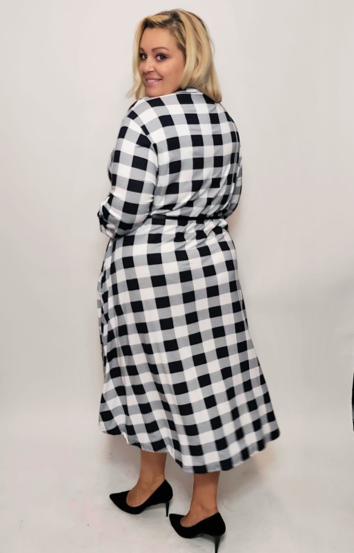 Sukienka w kratę plus size  CZARNO-BIAŁA ( r. 48-54)  