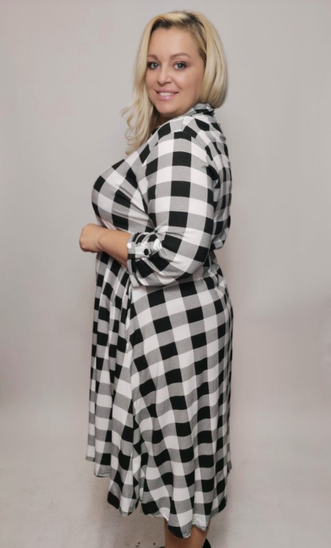 Sukienka w kratę plus size  CZARNO-BIAŁA ( r. 48-54)  