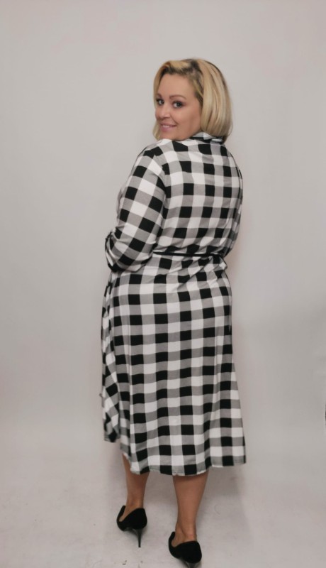 Sukienka w kratę plus size  CZARNO-BIAŁA ( r. 48-54)  