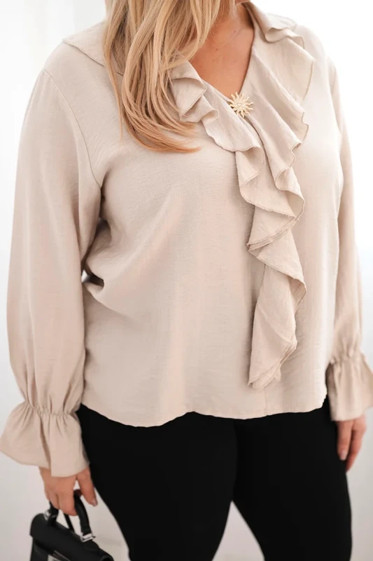 Bluzka damska wiskozowa Plus Size z falbaną i ozdobną broszką ( r. 44-48)  