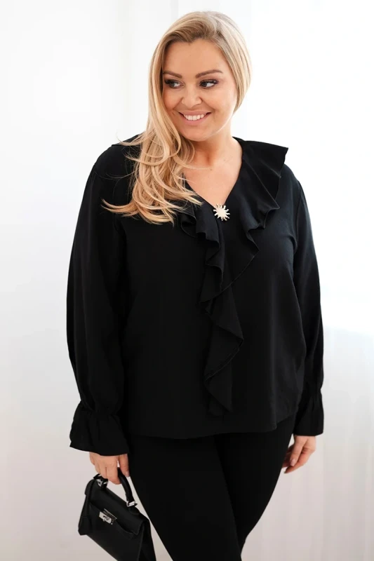 Bluzka damska wiskozowa Plus Size z falbaną i ozdobną broszką ( r. 44-48)  