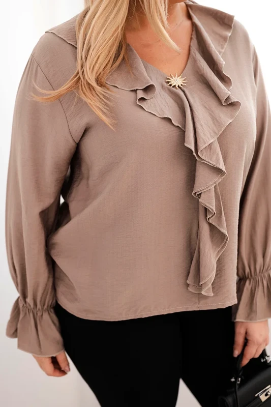 Bluzka damska wiskozowa Plus Size z falbaną i ozdobną broszką ( r. 44-48) 
