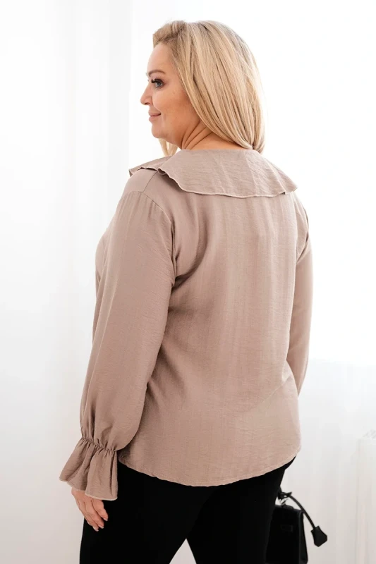 Bluzka damska wiskozowa Plus Size z falbaną i ozdobną broszką ( r. 44-48) 