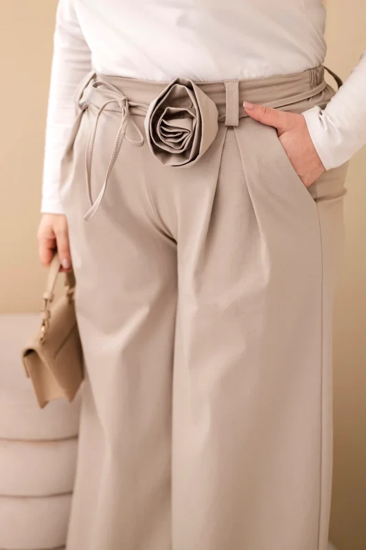 Spodnie damskie Plus Size z szeroką nogawką i ozdobnym kwiatem w talii ( r. 44-48) 