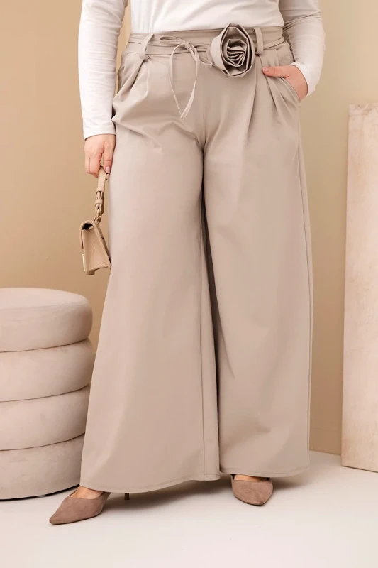 Spodnie damskie Plus Size z szeroką nogawką i ozdobnym kwiatem w talii ( r. 44-48) 