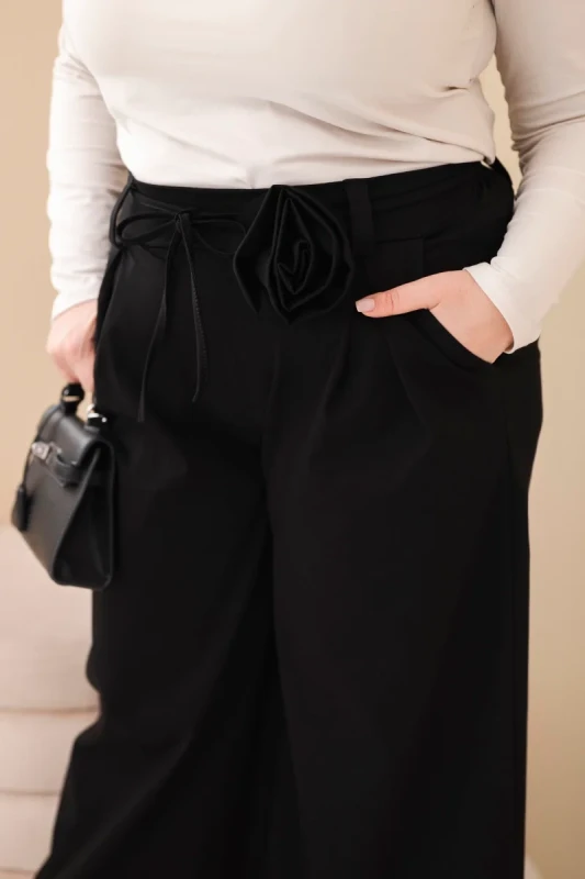 Spodnie damskie Plus Size z szeroką nogawką i ozdobnym kwiatem w talii ( r. 44-48)  