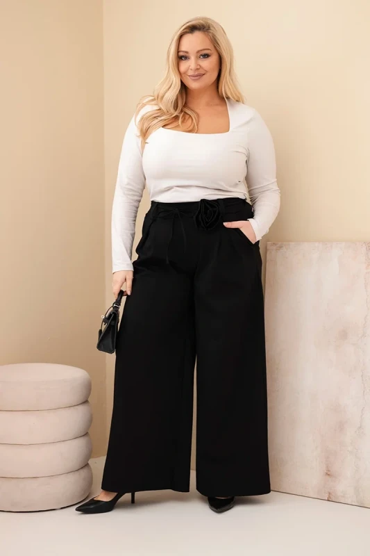 Spodnie damskie Plus Size z szeroką nogawką i ozdobnym kwiatem w talii ( r. 44-48)  