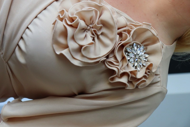 Sukienka plus size w zestawie z broszką KOD S1014 (r. 48-54)     