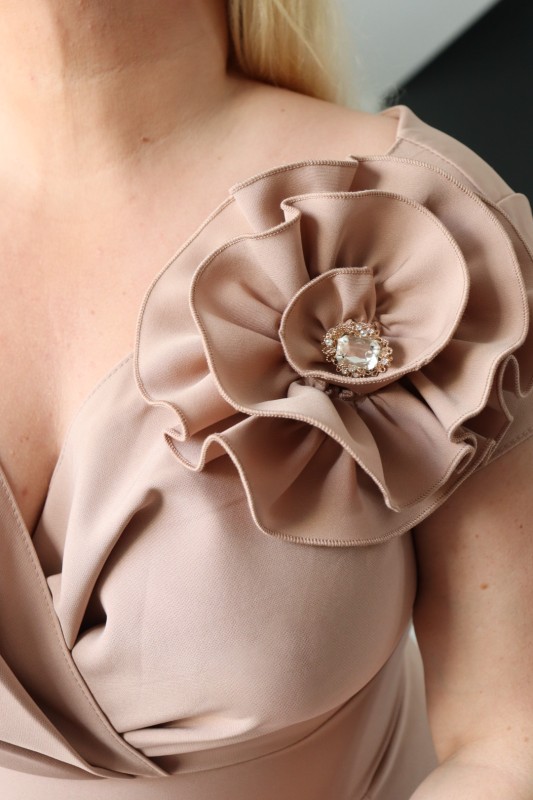 Sukienka plus size z wyjątkowym ręcznie szytym kwiatem KOD S1016 ( r. 48-56)