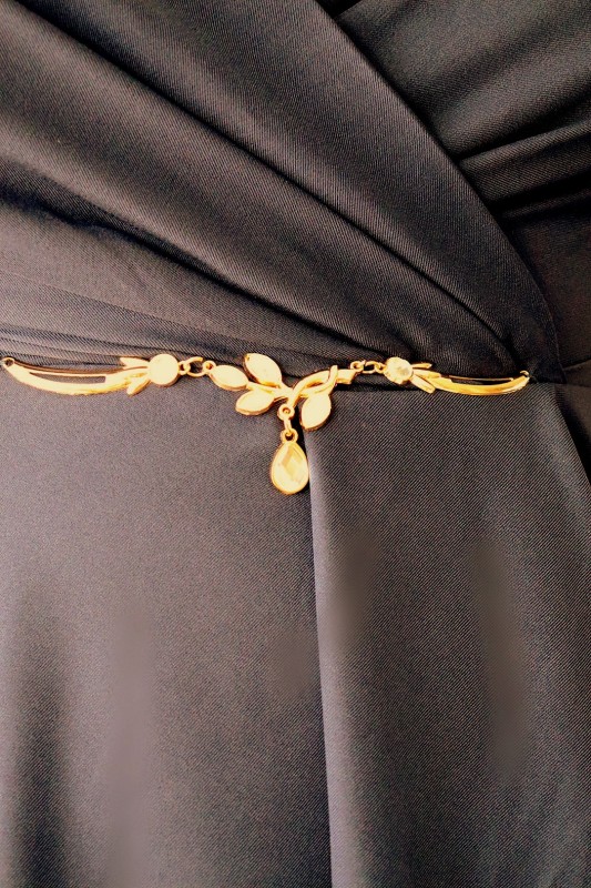 Sukienka z biżuteryjną klamrą  KOD S1013 (r. 48-54)   