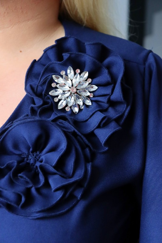 Sukienka plus size w zestawie z broszką KOD S1014 (r. 48-54)     