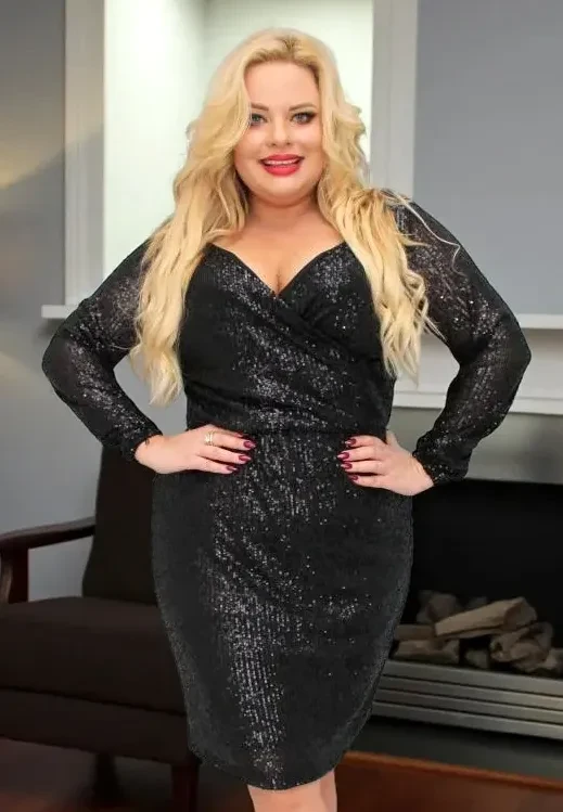 Sukienka cekinowa plus size  z regulowaną talią KOD S1069 ( r. 48-54) 