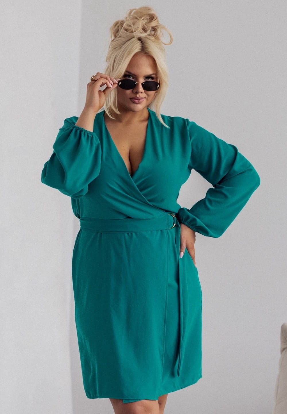 SUKIENKA PLUS SIZE Z PASKIEM I  KOPERTOWYM DEKOLTEM BONI . ( r. 44-50) 