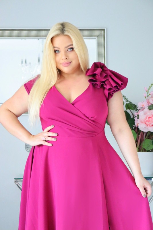 Sukienka plus size glamour z kwiecistą falbaną – S1017 ( r. 48-60)