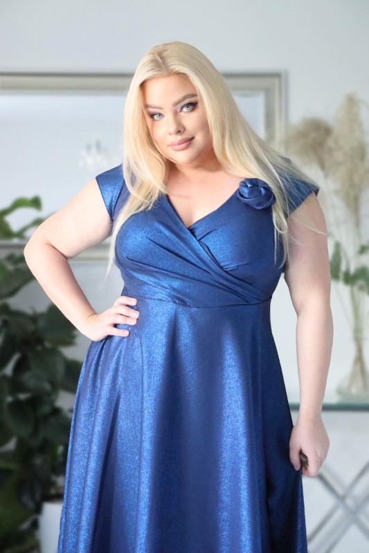Suknia plus size maxi Glamour z Różą 3D KOD S1009 ( r. 48-60)  