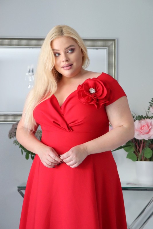 Sukienka plus size z wyjątkowym ręcznie szytym kwiatem KOD S1016 ( r. 48-56)  
