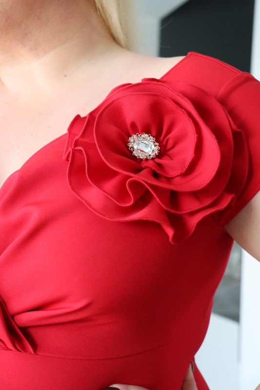 Sukienka plus size z wyjątkowym ręcznie szytym kwiatem KOD S1016 ( r. 48-56)  