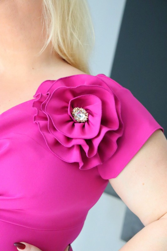 Sukienka plus size z wyjątkowym ręcznie szytym kwiatem KOD S1016 ( r. 48-56)  