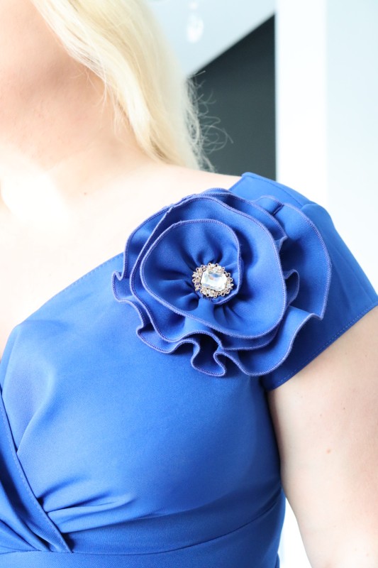 Sukienka plus size z wyjątkowym ręcznie szytym kwiatem KOD S1016 ( r. 48-56)    