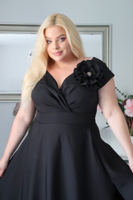 Sukienka plus size z wyjątkowym ręcznie szytym kwiatem KOD S1016 ( r. 48-56)   