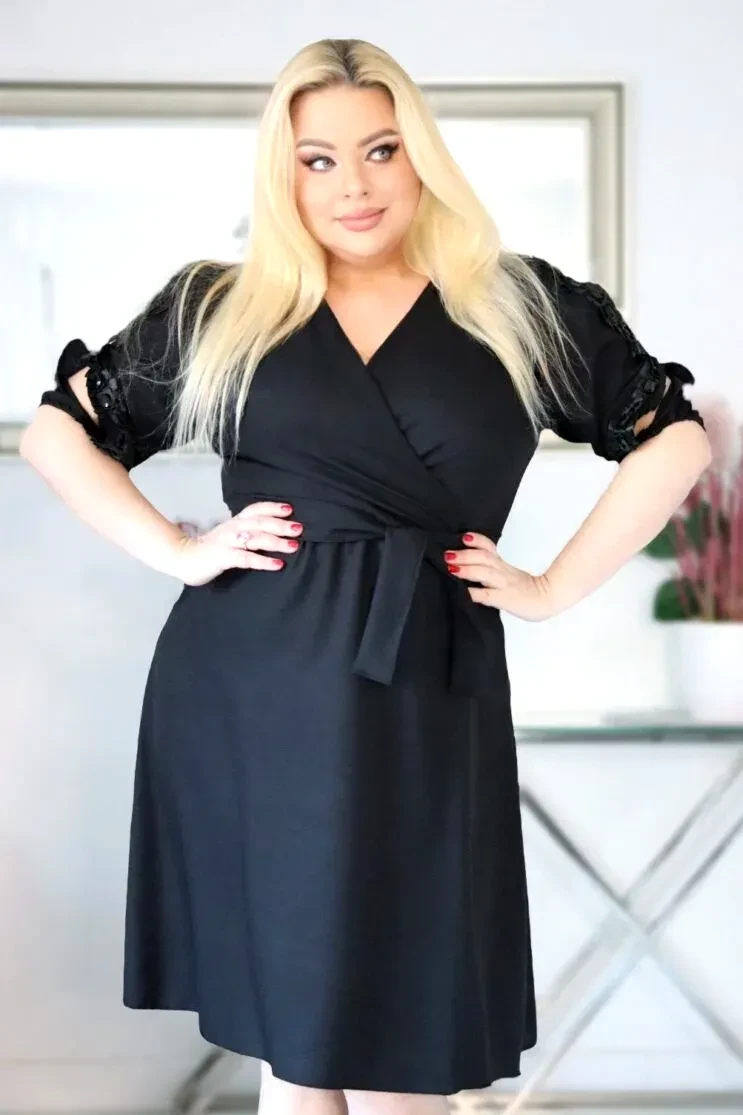 Sukienka trapezowa plus size z kopertowym dekoltem i zdobieniami S1200 ( r. 48-54)