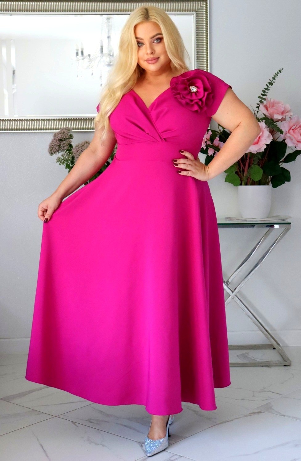 Sukienka plus size z wyjątkowym ręcznie szytym kwiatem KOD S1016 ( r. 48-56)  