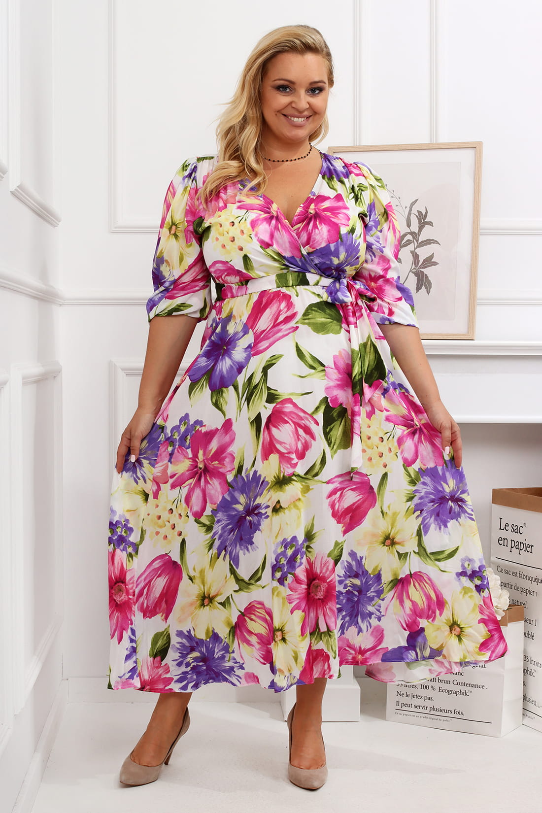 Sukienka plus size Salma w kwiaty na białym tle  (r. 44-54)  