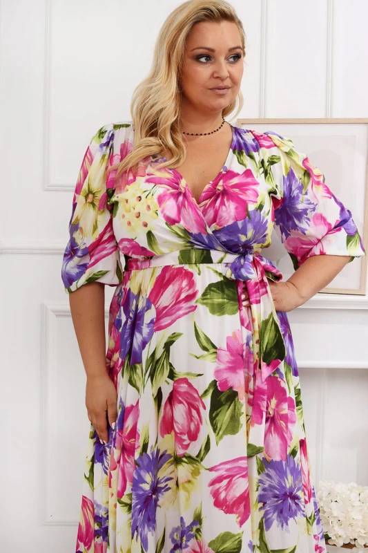Sukienka plus size Salma w kwiaty na białym tle  (r. 44-54)  