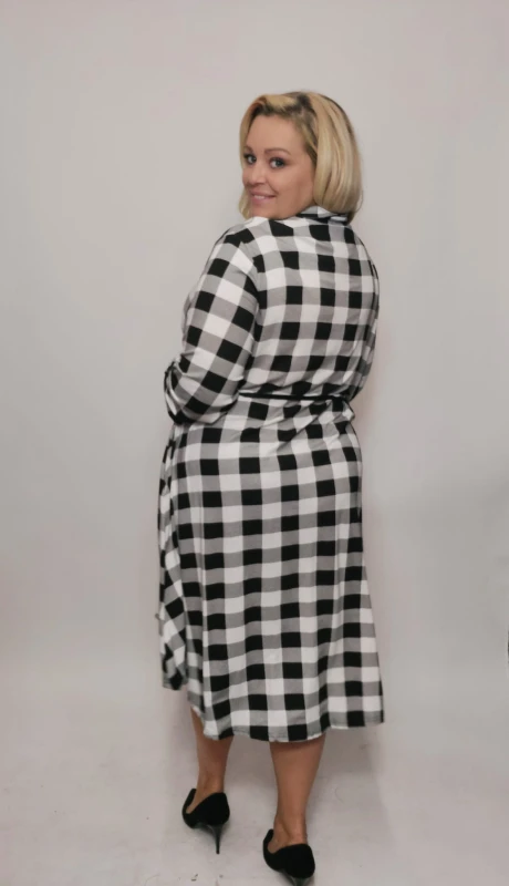 Sukienka w kratę plus size  CZARNO-BIAŁA ( r. 48-54)   