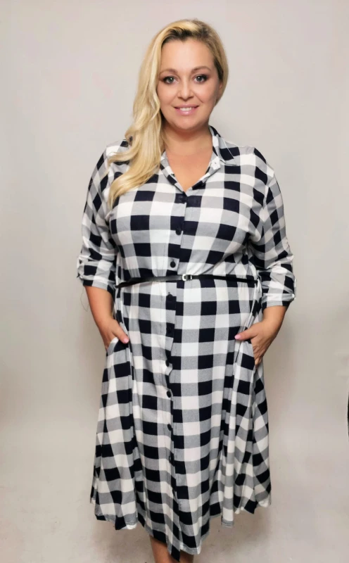 Sukienka w kratę plus size  CZARNO-BIAŁA ( r. 48-54)   
