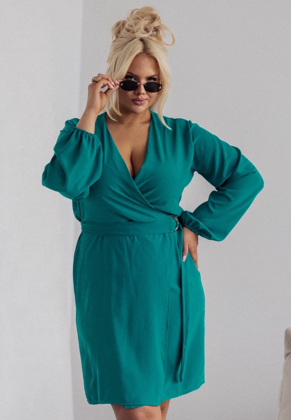 SUKIENKA PLUS SIZE Z PASKIEM I  KOPERTOWYM DEKOLTEM BONI . ( r. 44-50)  