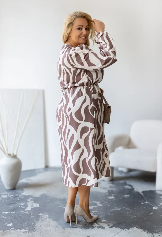 Sukienka plus size z marszczeniem i rozciąciem FALE beżowe ( r.  42-50) 