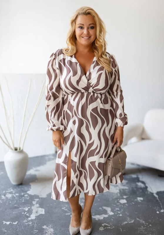Sukienka plus size z marszczeniem i rozciąciem FALE beżowe ( r.  42-50) 