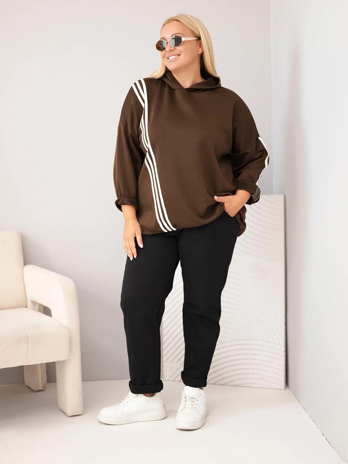 Bluza damska Plus Size z kapturem i ozdobnymi paskami -uniwersalna 